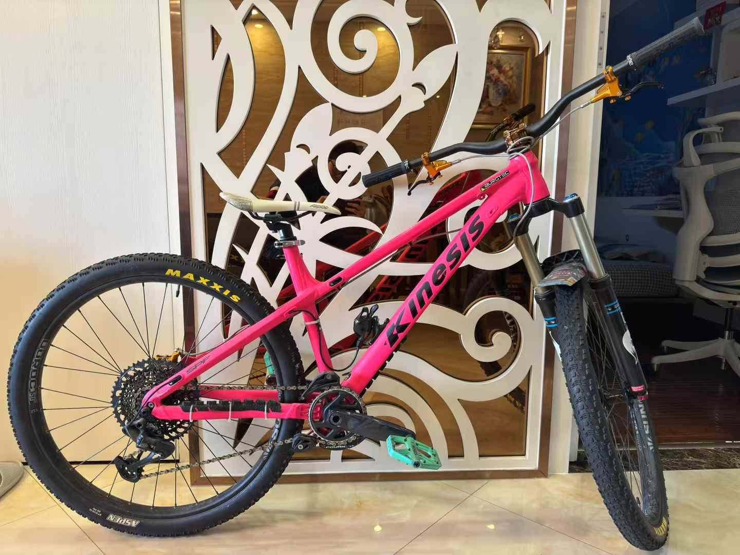 Yuzhe's frame-mounted shifter installed on a pink mountain bike.